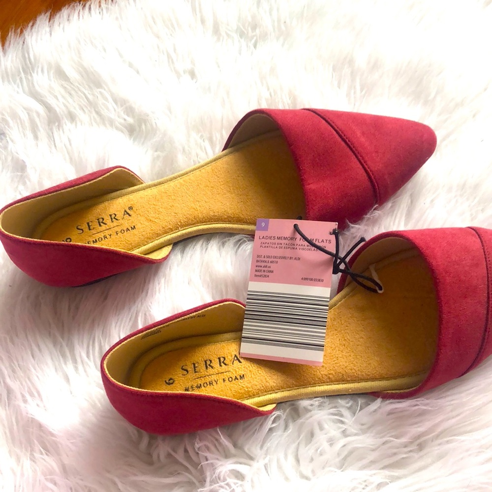 NEW WITH TAGS! Size 6 memory foam flats